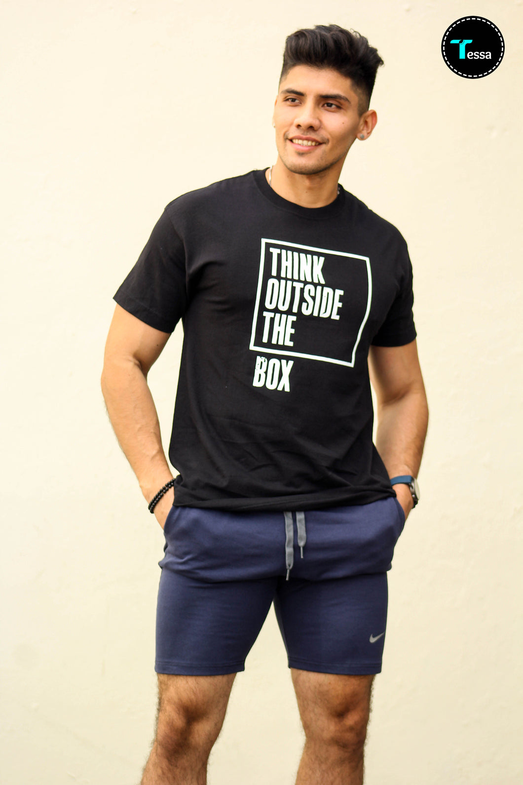 Camiseta Negra think outside the box